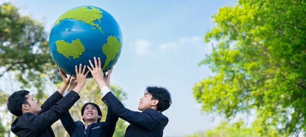 Concepto del día de la Tierra con un gran globo terrestre sostenido por la mano en el cielo Gyre