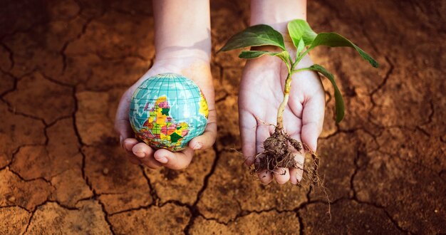 Foto concepto del día de la tierra o del día mundial del medio ambiente salvar el medio ambiente y el calentamiento global