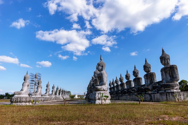 Concepto del día de Vesak, gran Buda con fondo de cielo azul