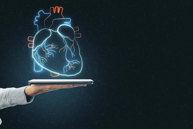 Concepto de diagnóstico cardíaco en línea con mano humana con tableta digital y holograma de patrón cardíaco arriba