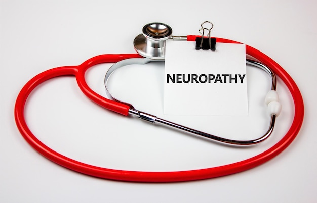 Concepto de diagnóstico neuropatía La palabra NEUROPATÍA en una hoja de papel junto a un estetoscopio Tratamiento de la neuropatía