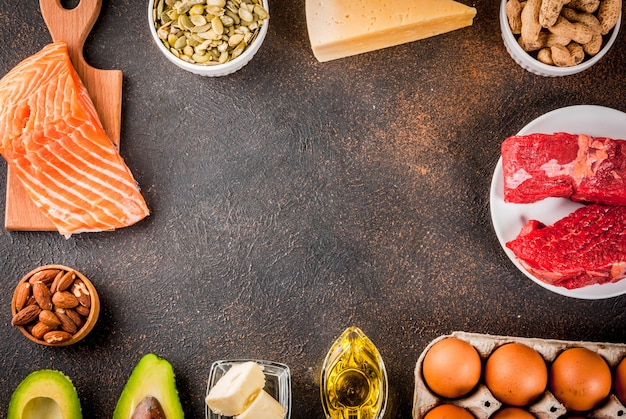 Concepto de dieta cetogénica baja en carbohidratos. Comida sana y equilibrada con alto contenido de grasas saludables.