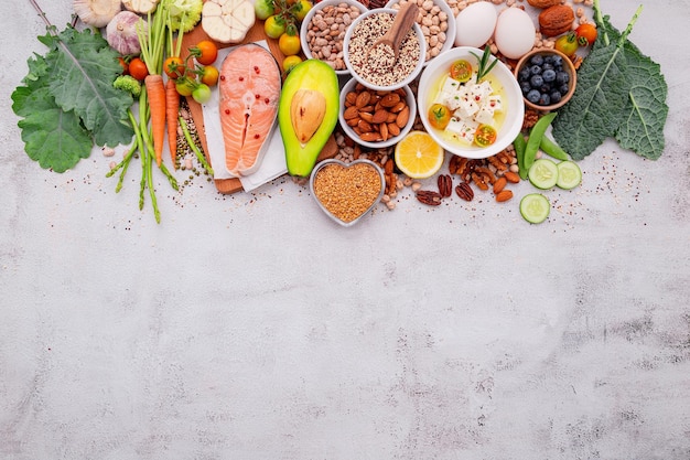 Concepto de dieta cetogénica baja en carbohidratos Ingredientes para la selección de alimentos saludables establecidos sobre fondo de hormigón blanco