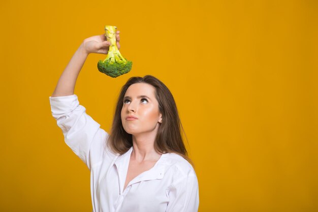 Concepto de dieta de desintoxicación Mujer sostiene brotes de brócoli verde para una nutrición saludable