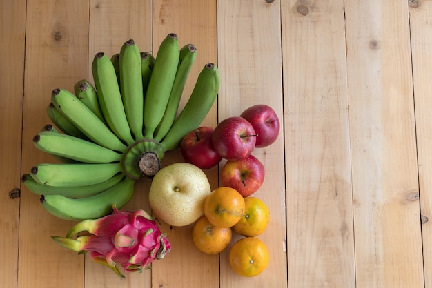 Concepto de dieta de frutas. diferentes frutas en la mesa de madera