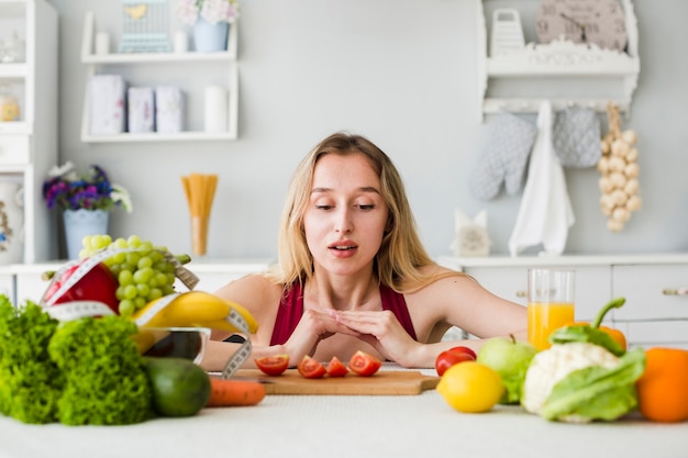 Foto concepto de dieta con mujer deportiva en la cocina