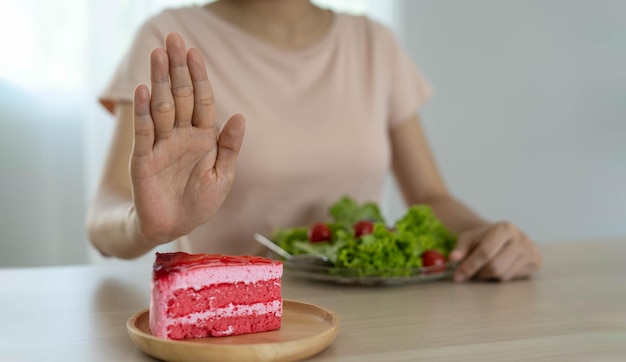 Concepto de dieta Las mujeres rechazan el pastel y comen ensalada para una buena salud