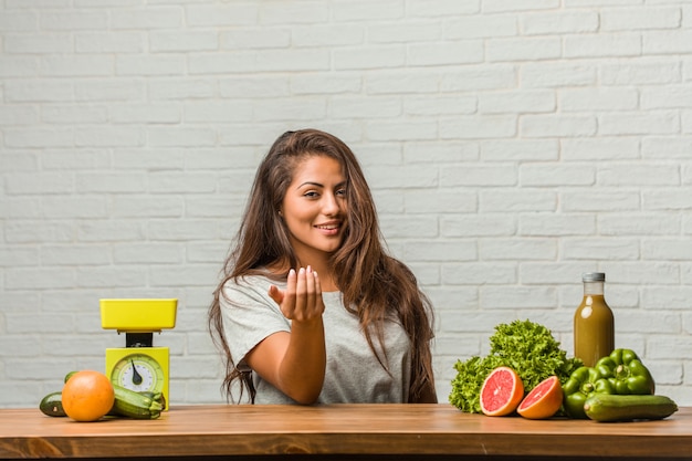 Foto concepto de dieta. retrato de una mujer latina joven y saludable invitando a venir