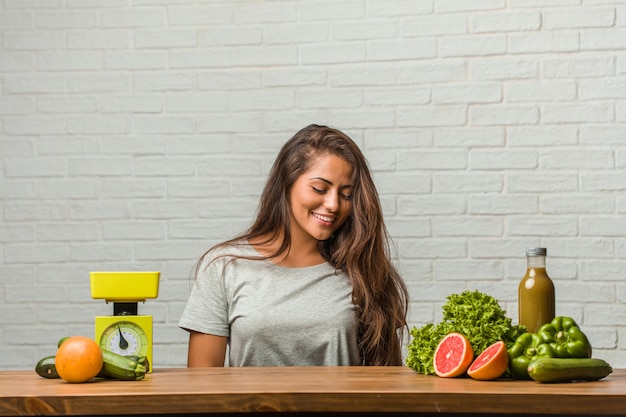 Concepto de dieta. El retrato de una mujer latina joven y sana que se ríe y se divierte, está relajado y alegre, se siente seguro y exitoso