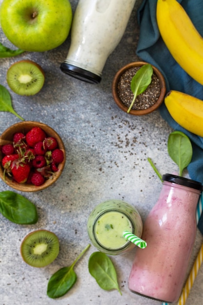 El concepto de una dieta saludable Batidos verdes batidos de frutas y verduras Vista superior Espacio de copia