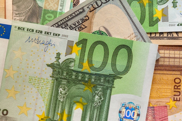 Concepto de dinero y finanzas. Billete nuevo de cien euros