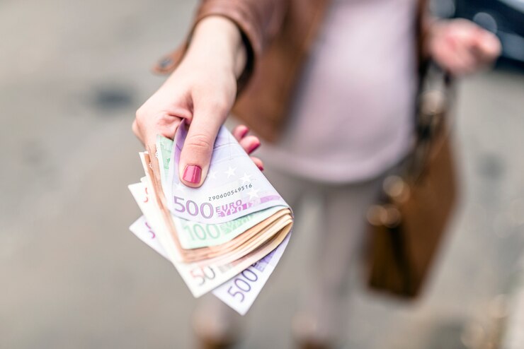 Concepto de dinero y finanzas, mujer dando dinero