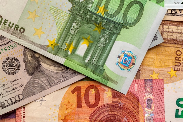 Concepto de dinero y finanzas. Nuevo billete de cien euros en colorfu