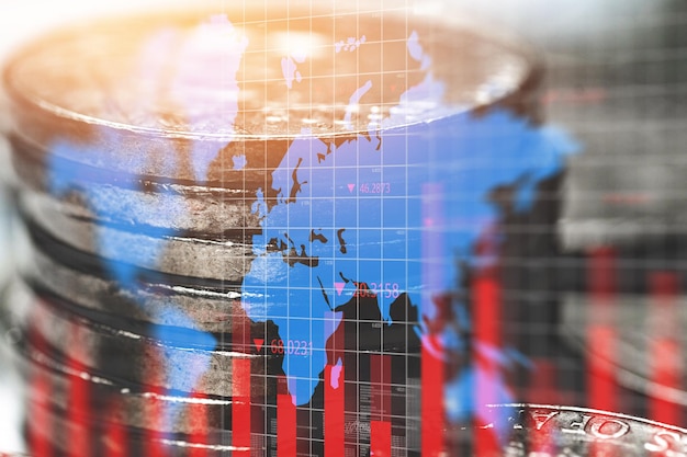 Concepto de dinero y negocios Gráfico descendente negativo con mapa mundial en el fondo de las monedas