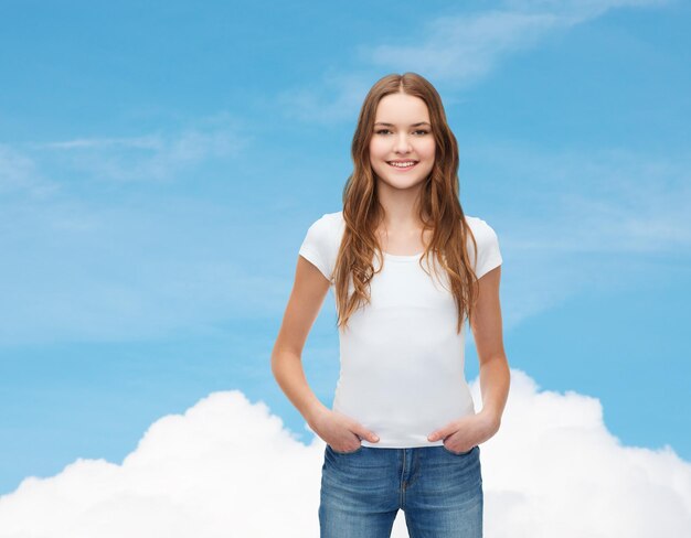 concepto de diseño de camisetas - adolescente sonriente con camiseta blanca en blanco