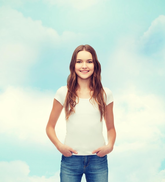 concepto de diseño de camisetas - adolescente sonriente con camiseta blanca en blanco