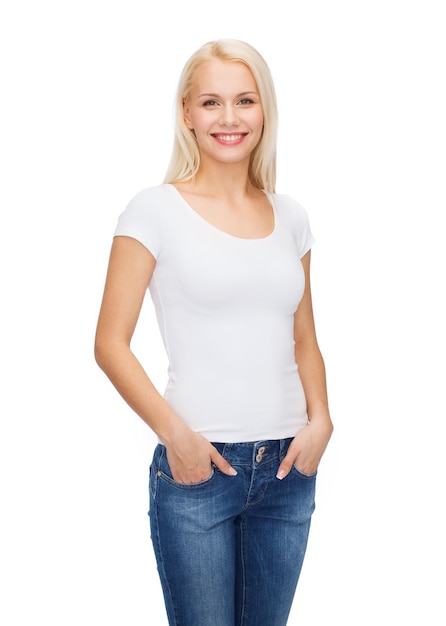 concepto de diseño de camisetas - mujer sonriente con camiseta blanca en blanco