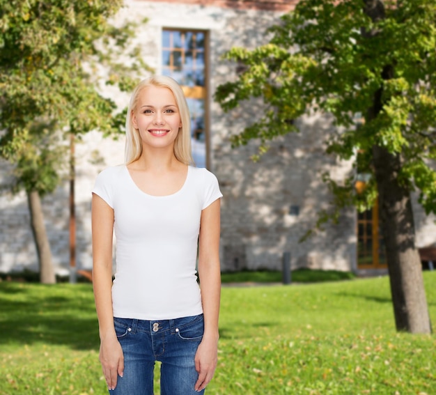 concepto de diseño de camisetas - mujer sonriente con camiseta blanca en blanco