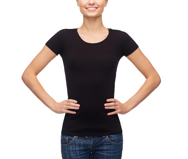 concepto de diseño de camisetas - mujer sonriente con camiseta negra en blanco