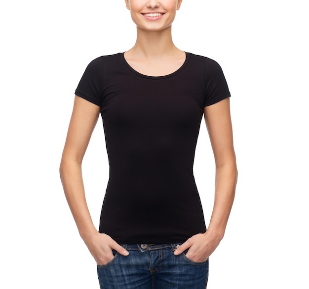 concepto de diseño de camisetas - mujer sonriente con camiseta negra en blanco