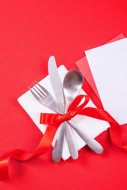 Foto concepto de diseño de comida del día de san valentín - plato de plato romántico aislado en fondo rojo para restaurante, promoción de celebración navideña, vista superior, puesta plana.