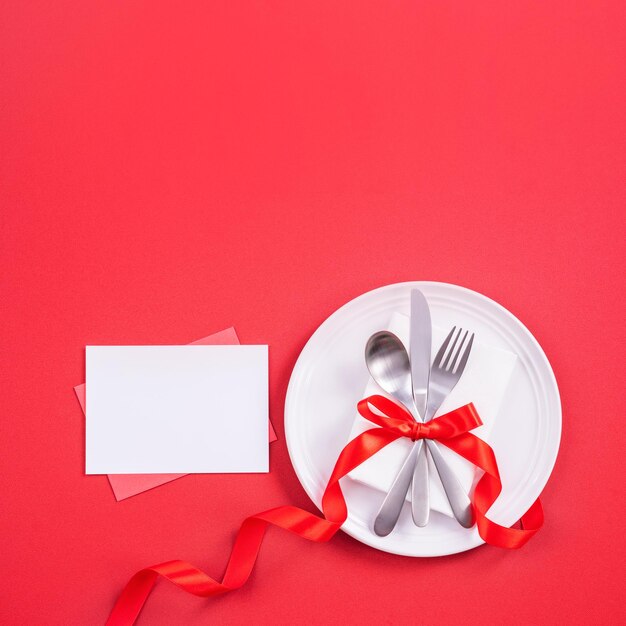 Concepto de diseño de comida del Día de San Valentín - Plato de plato romántico aislado en fondo rojo para restaurante, promoción de celebración navideña, vista superior, puesta plana.