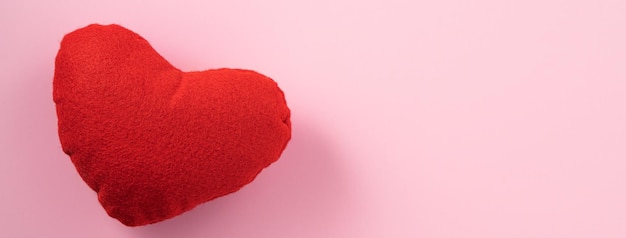 Concepto de diseño del día de San Valentín de corazón rojo sobre fondo rosa