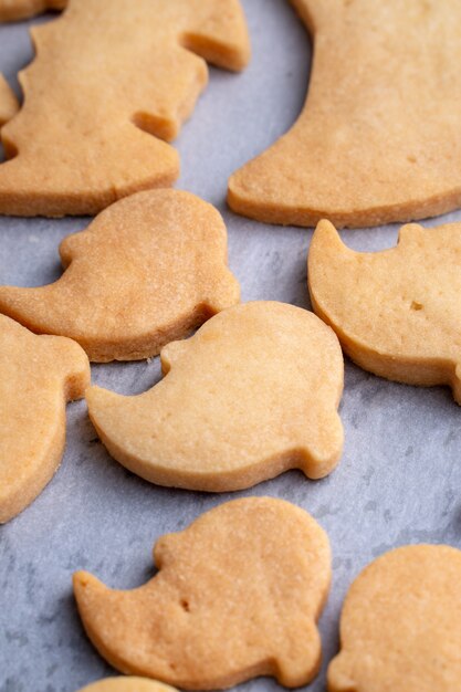 Concepto de diseño del diseño de la vista superior de hacer galletas de Halloween, preparar la fiesta, arriba, espacio de copia en blanco.