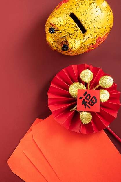 Concepto de diseño de fondo de año nuevo lunar chino con sobre rojo y decoraciones festivas la palabra china significa bendición