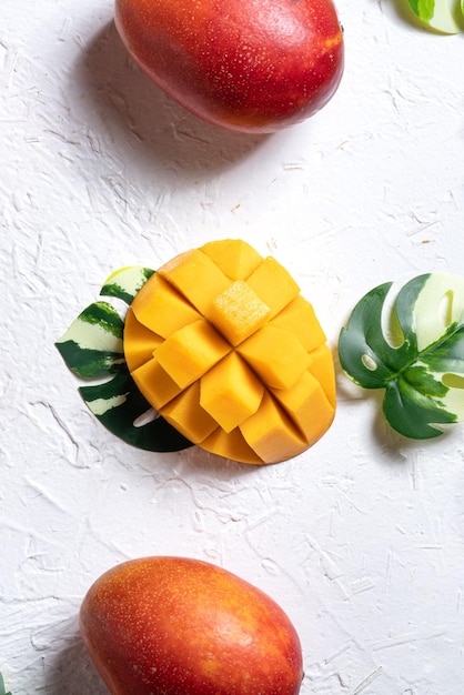 Concepto de diseño de fondo de mango Vista superior Fruta de mango fresco en cubitos sobre mesa gris