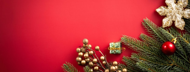 Concepto de diseño de fondo de Navidad con hermosas decoraciones y rama de árbol