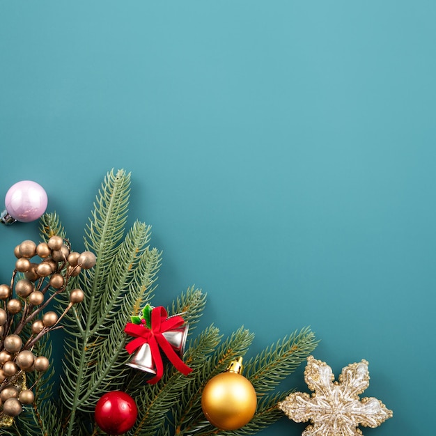 Concepto de diseño de fondo navideño con hermosas decoraciones rama de árbol y campana dorada