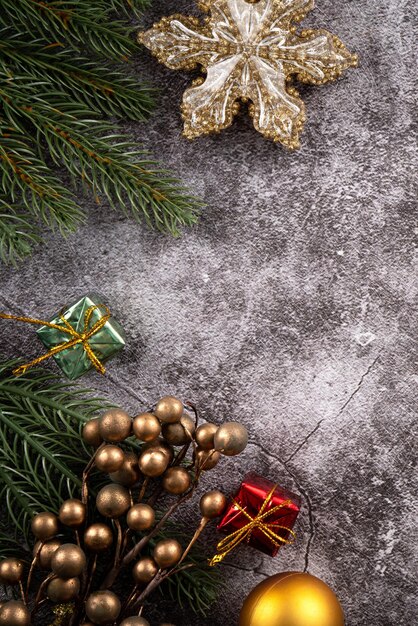 Concepto de diseño de fondo navideño con hermosas decoraciones rama de árbol y campana dorada