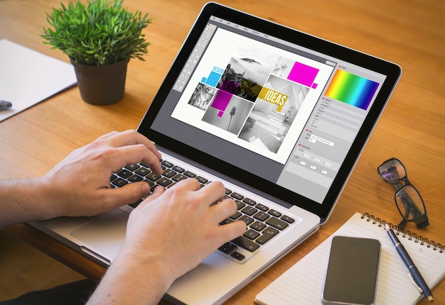 Foto concepto de diseño gráfico. diseñador que trabaja en una computadora portátil con software de diseño gráfico en la pantalla.