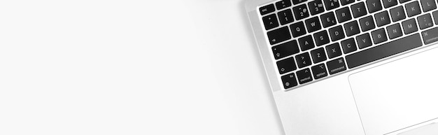 Foto concepto de diseño minimalista de mesa de trabajo de oficina con fondo de banner blanco plano para teclado de computadora portátil moderno vista superior copia espacio foto