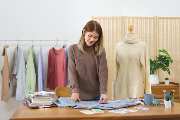 Concepto de diseño de moda Diseñador de moda que mide el tamaño de la camisa para verificar antes de enviar al cliente