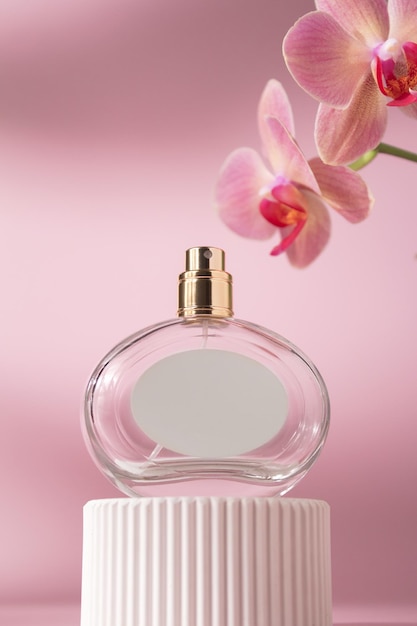 concepto de diseño o maqueta de embalaje de cosméticos con botella transparente vacía sobre un fondo rosado