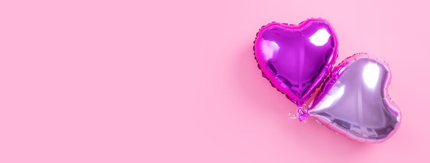 Concepto de diseño romántico del día de San Valentín: hermoso globo de lámina con forma de corazón real aislado sobre fondo rosa pálido, vista superior, endecha plana, fotografía superior.