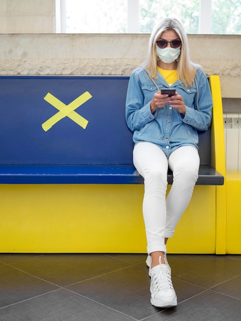 Foto concepto de distancia social con máscara médica