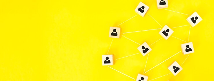Concepto de distanciamiento social, cubos de madera con iconos de personas, mantenga la distancia en la sociedad de las personas para protegerse del coronavirus COVID-19.