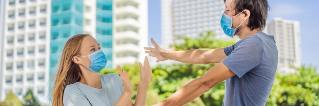 Foto concepto de distanciamiento social un hombre quiere saludar con un abrazo, pero una mujer mantiene una distancia social