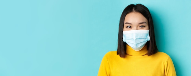 Concepto de distanciamiento social y pandemia de covid primer plano de una joven asiática con cabello corto y oscuro