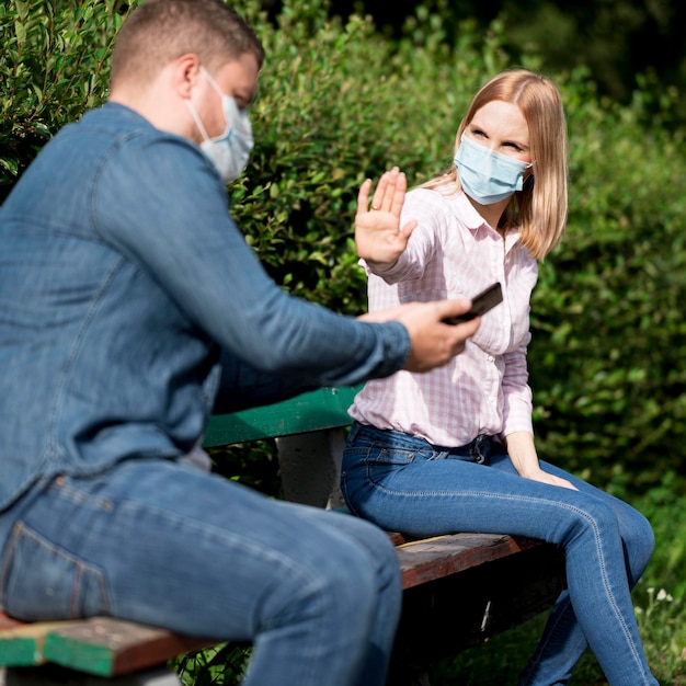 Concepto de distanciamiento social en el parque