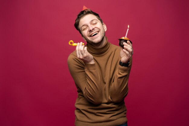 concepto de diversión y felicidad. Chico relajado feliz cumpleaños mirando alegre