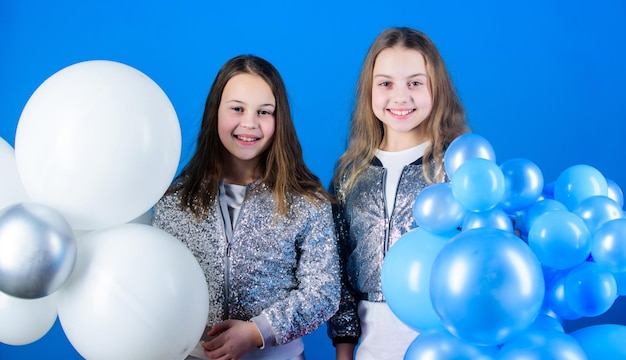 Concepto de diversión Fiesta temática de globos Niñas hermanitos cerca de globos aerostáticos Fiesta de cumpleaños Felicidad y momentos alegres Infancia sin preocupaciones Comience esta fiesta Las hermanas organizan una fiesta en casa