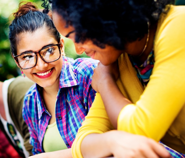 Concepto diverso del campus de los estudiantes que estudia de la gente