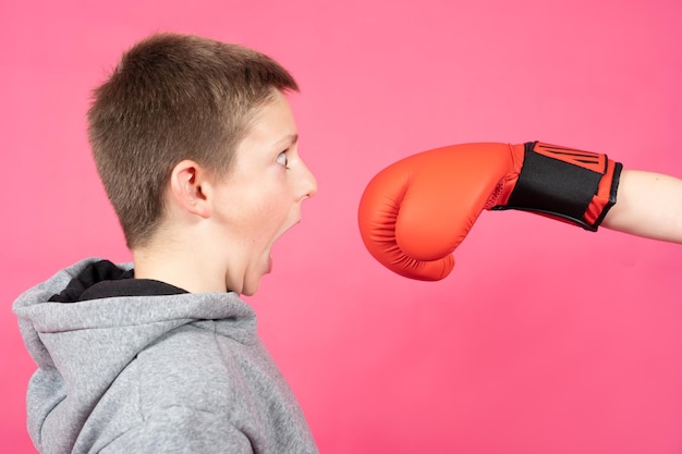 Concepto divertido de mano golpeando la cara del niño