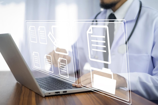 Concepto de documentos El médico utiliza la base de datos del servidor de conexión de computadora del paciente para el tratamiento tecnológico en el hospital Gestión del concepto de documentos