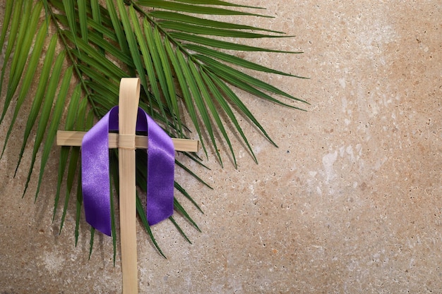 Foto concepto de domingo de palma y día de pascua de cruz de palma y hojas de palma