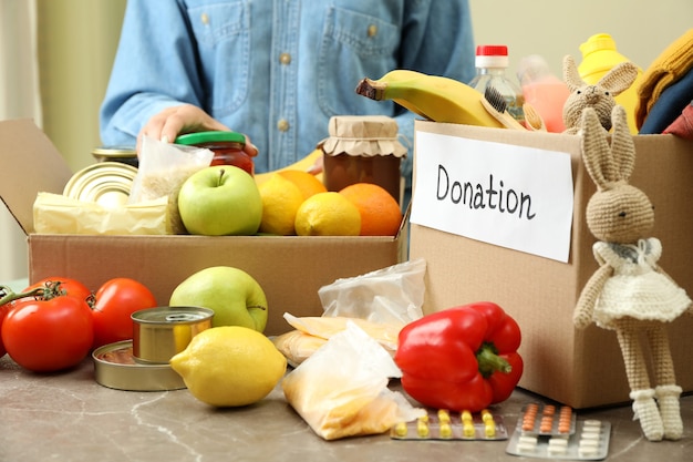 Concepto de donación con niña y comida diferente.